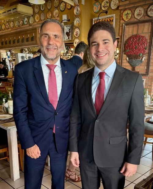 #O Secretário Nacional de Segurança Pública, Mario Sarrubbo, esteve em Teresina, participando da solenidade com o secretário Chico Lucas. Um click do secretário com o Procurador do Estado Anderson Vieira em almoço em restaurante badalado em Teresina. Chics!!!l! - (Arquivo Pessoal)