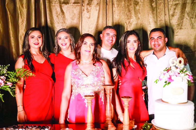 Aniversariante Socorro Nery, ladeada pelas filhas e filhos: Celina, Girlene, Júnior, Naiana e Carlos Nery. - (Jesus Photos)