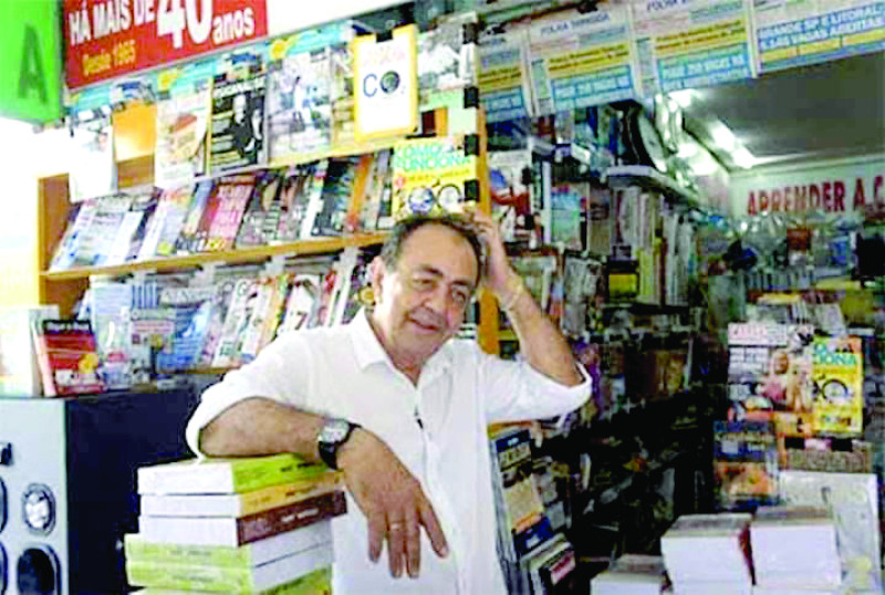 Aos 14 anos, Joel comprou uma banca de ferro usada e começou a vender revistas usadas no centro da cidade - (Teresina do Passado)