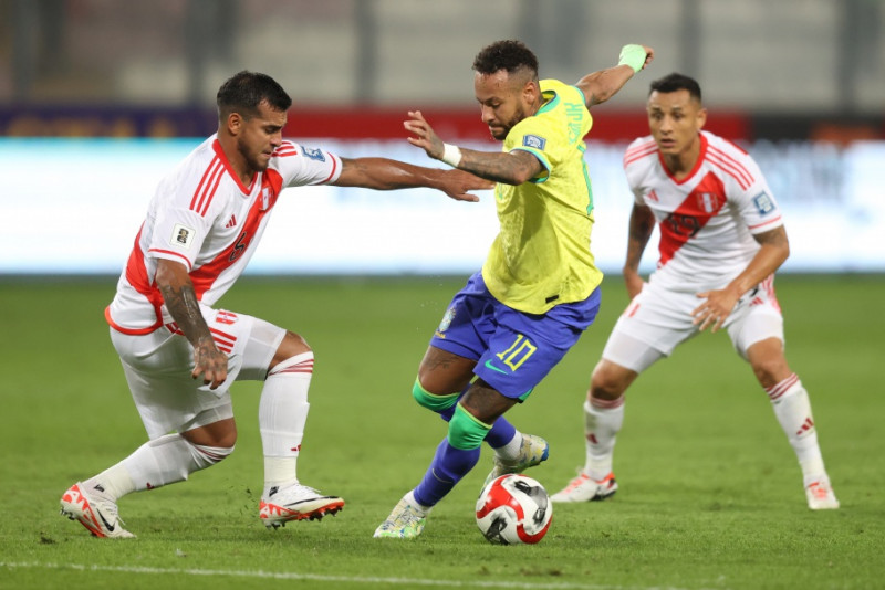 Em jogo morno, Brasil vence o Peru por 1x0 e fica na liderança das Eliminatórias