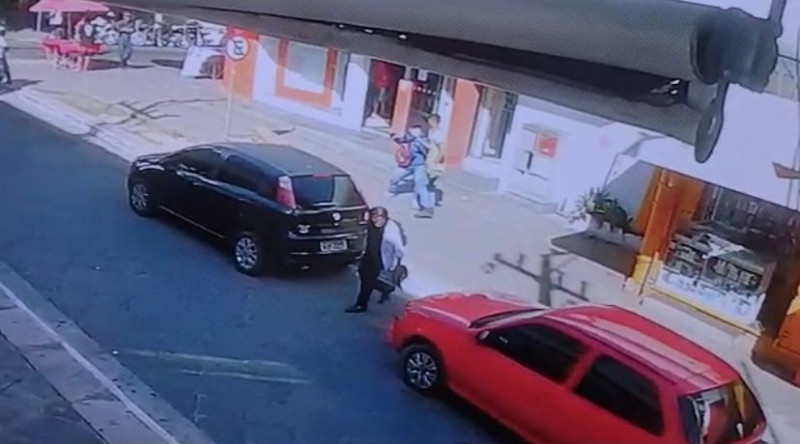 Vídeo flagra ação de assaltante em 'saidinha de banco no Centro de Teresina