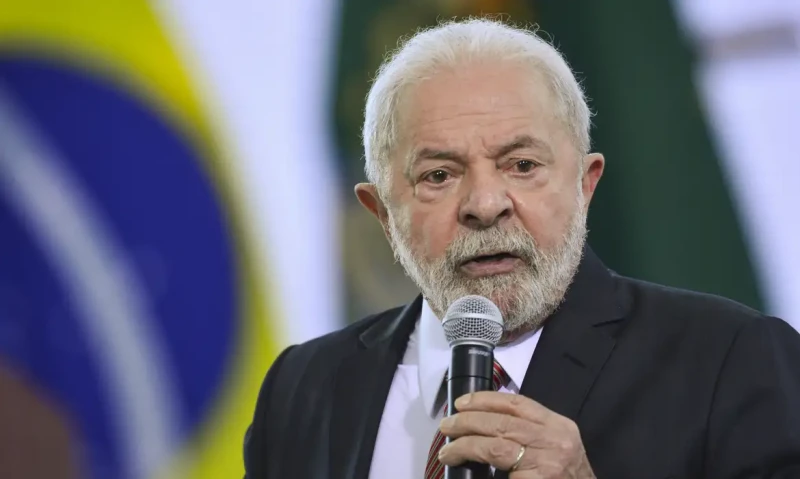 Pessoas que divulgam fake news sobre vacinas devem ser criminalizadas, diz Lula