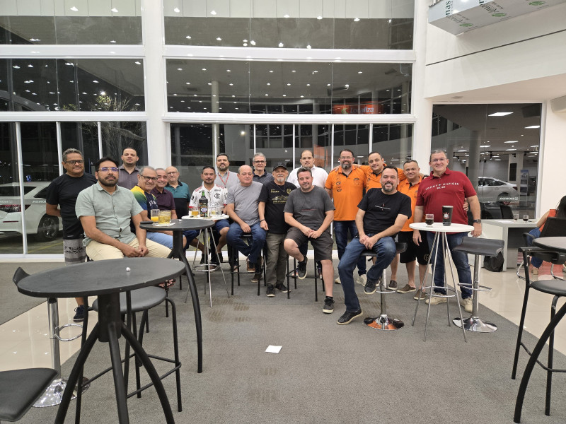 #GPBrasil - #Um click do empresário e presidente da @abav_pi - by @jorgeleitedoge com a família e amigos no lançamento do GP Brasil - F1 que será realizado em São Paulo. Chics!!! - (Luciêne Sampaio)