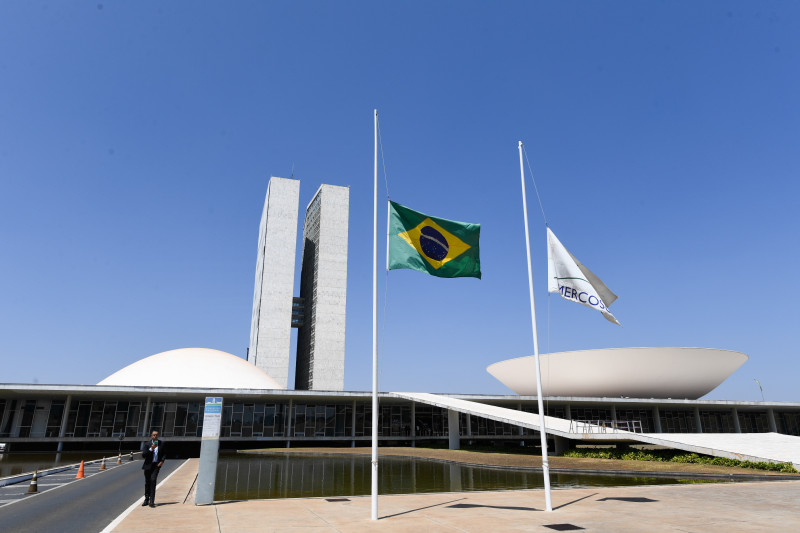 Decreto de luto oficial é considerado feriado ou ponto facultativo? Entenda
