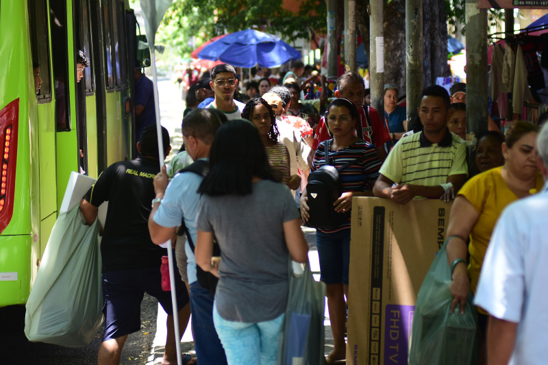 Devido à falta de ônibus e horários irregulares, muitos passageiros precisam trocar o ônibus pelo transporte por aplicativo - (Jailson Soares/ODIA)