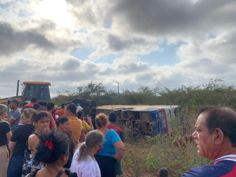 Ônibus com romeiros tombou em uma estrada, em Pernambuco. - (Reprodução / Redes Sociais)