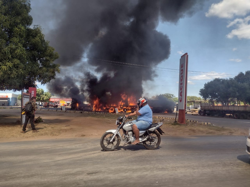 Ônibus pega fogo e atinge três caminhões e quatro carrocerias no Bairro Dirceu Arcoverde