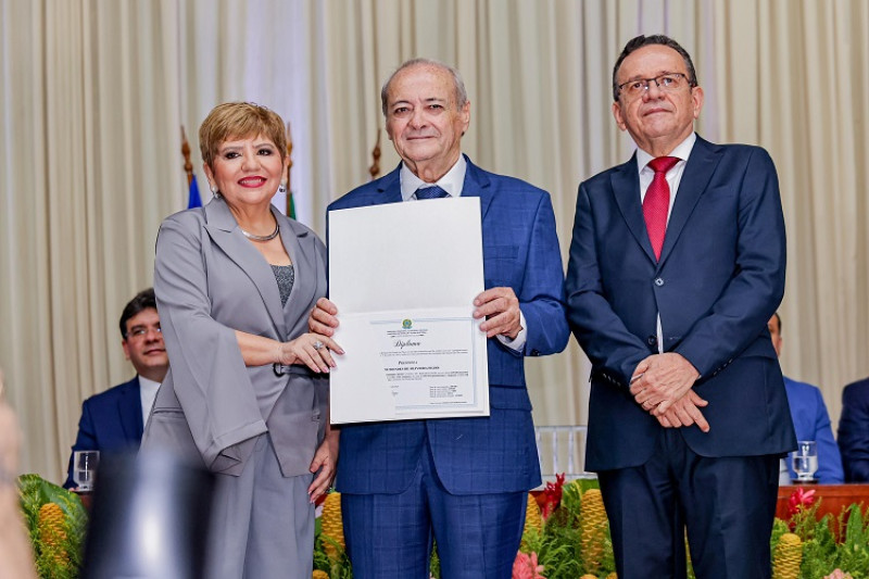 Um click do prefeito eleito e diplomado de Teresina Silvio Mendes em solenidade de Diplomação na noite de 17/12