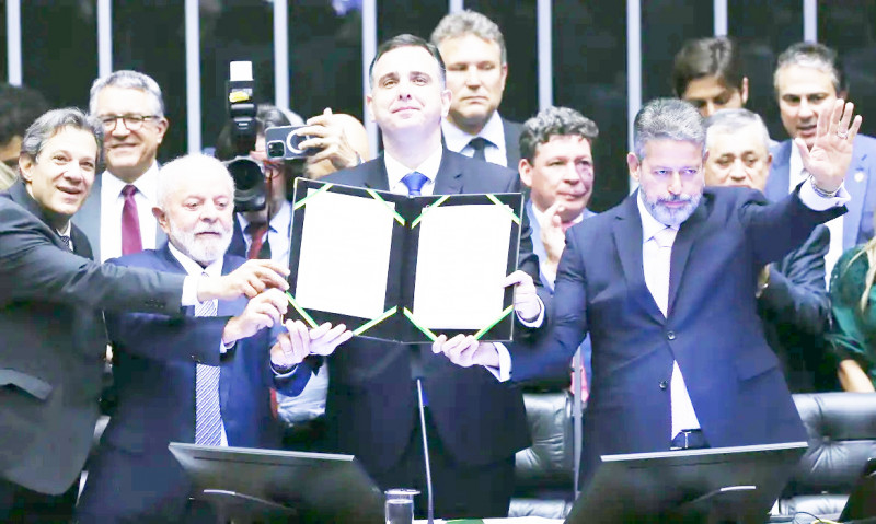 Lula ao lado dos presidentes da Câmara e do senado - (Marcos Oliveira/Agência Senado)