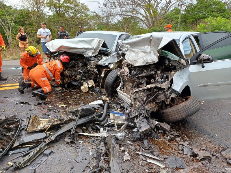 Parte dianteira dos carros ficaram completamente destruídas  - (Divulgação/PRF-PI)