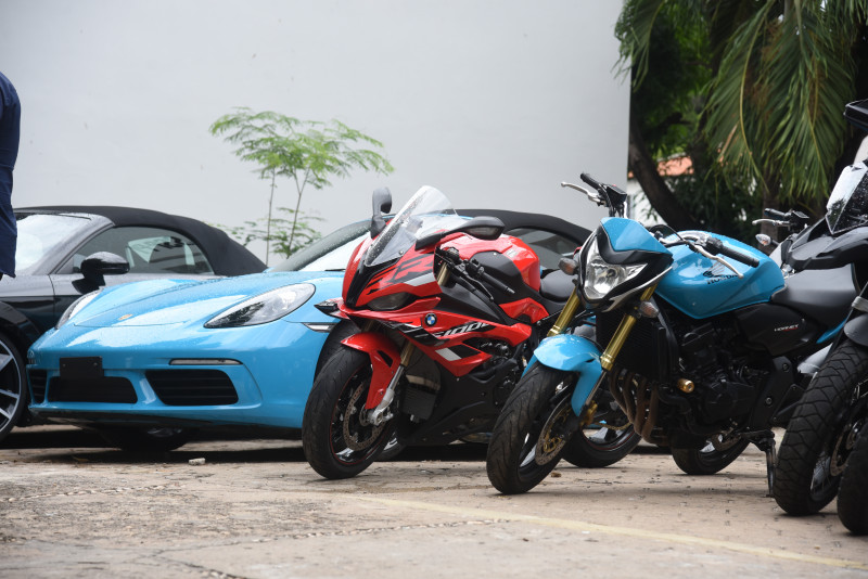 Carros e motos apreendidas durante Operação Jogo Sujo - (Assis Fernandes/ O DIA)