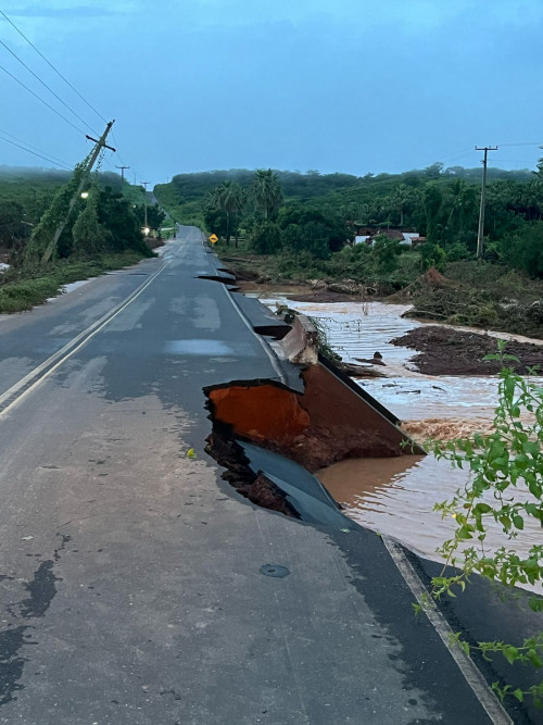 Parte da PI-245 desmorona devido às chuvas e Prefeitura de Itainópolis decreta estado de emergência - (Reprodução)