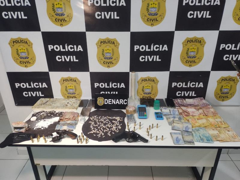 Polícia apreende drogas e cerca de R$ 3 mil em espécie  - (Francisco Filho / O DIA TV)