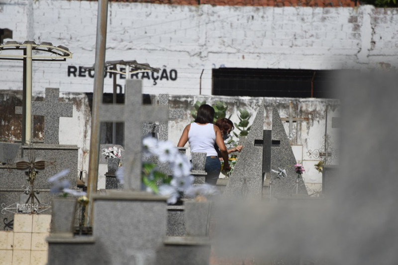 Visitantes aproveitaram  a véspera do Dia de Finados para antecipar a ida aos cemitérios - (Assis Fernandes / O DIA)