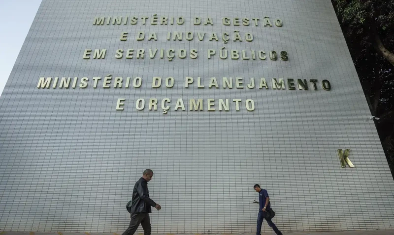 De acordo com o Ministério da Gestão e da Inovação em Serviços Públicos, o impacto primário dos reajustes dos servidores em 2025 será de R$ 16,2 bilhões - (Rafa Neddermeyer/Agência Brasil)