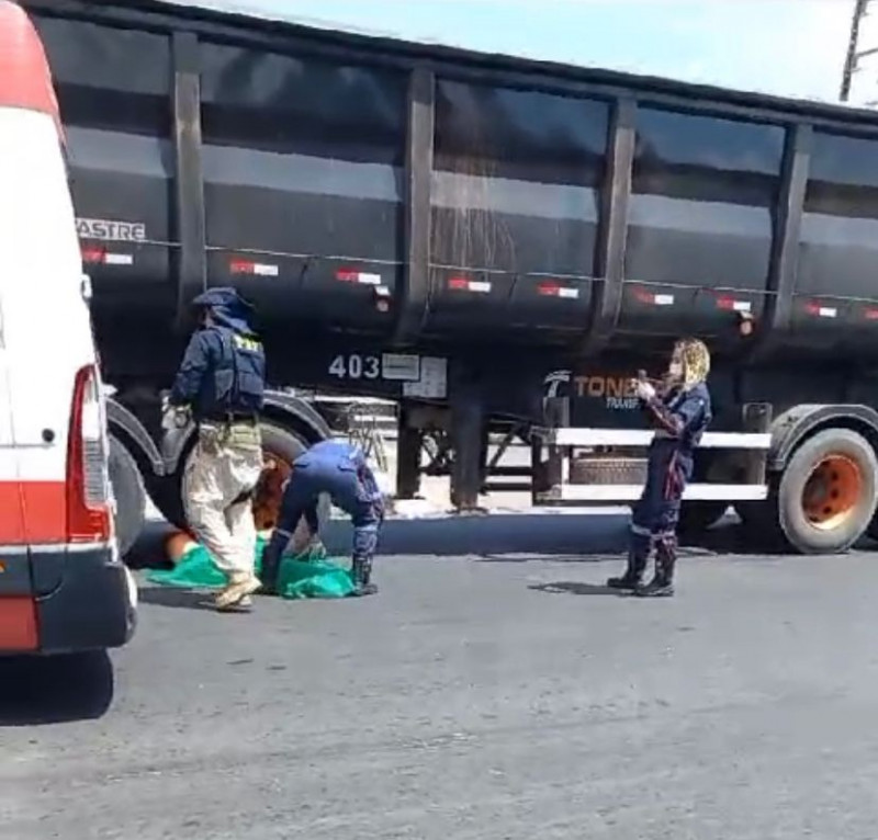 VÍDEO: motociclista morre após ser atropelado por caminhão na BR 316, em Teresina