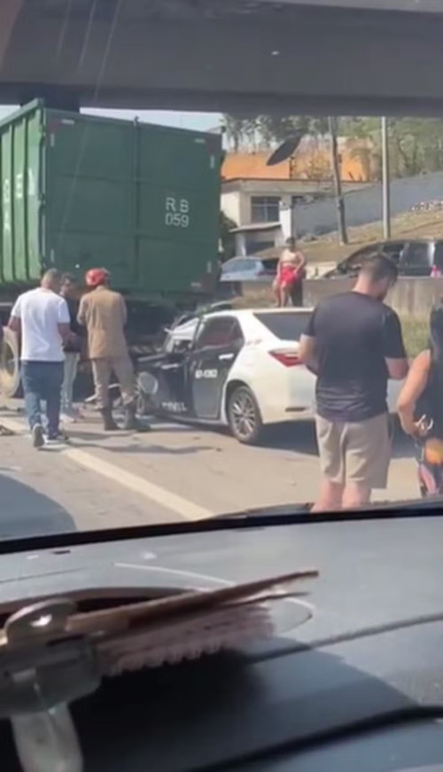 Policial civil morre preso às ferragens após bater viatura em caminhão no RJ