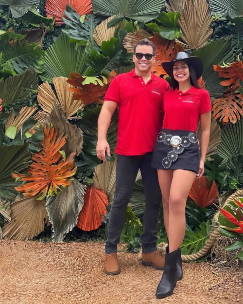  #Leilão - Clicks dos empresários Polyana Melo & Rondinelle Albino, Valdenê Albino & Benedito Cirilo com a família e os amigos reunidos no Leilão que marcou os 20 Anos do Haras Horoeste. Com o leilão de cavalos quarto de milha na tarde de sábado (12/4), com almoço, bebidas finas, show e muita animação. Chics!!! - (Arquivo Pessoal)