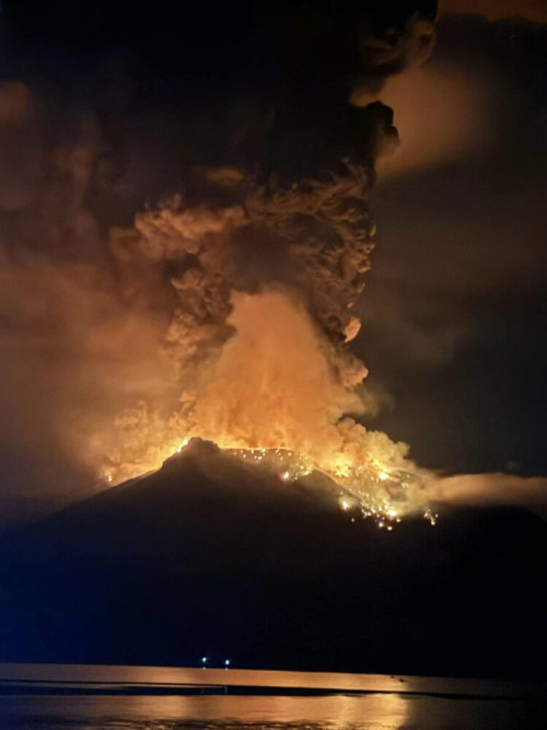 VÍDEO: na Indonésia erupção de vulcão alerta para um tsunami