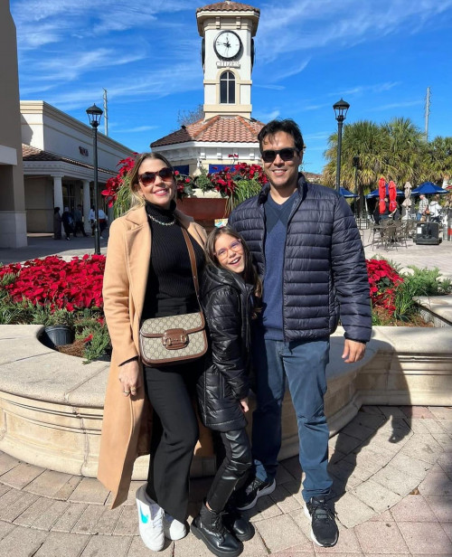 #Family - Um click da jornalista Denise Freitas e o empresário Tiago Oliveira e a filha Dani Freitas curtindo viagem de férias na Disney. Chics!! - (Divulgação)
