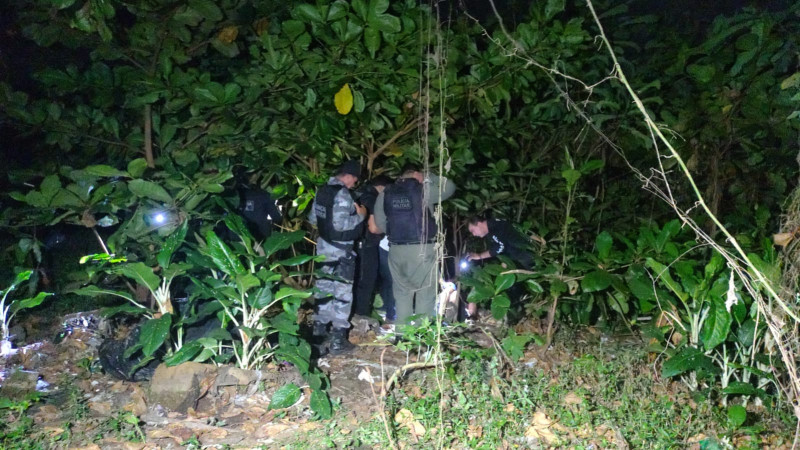 Corpo de homem com várias marcas de tiro é encontrado enrolado em lona no São Joaquim