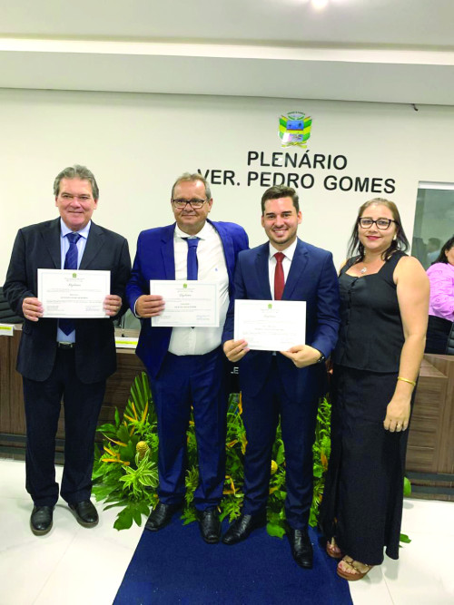 Vereador Júnior Viana (exibindo com felicidade seu diploma de vereador). Aqui na com o prefeito Gustavo Medeiros, vice-prefeito Neerias Cavalcante e professora Verônica Viana (sua esposa). - (Divulgação)