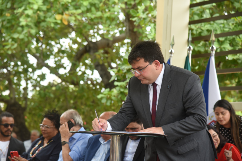 Governador Rafael Fonteles assinando contrato para ampliação do metrô de Teresina - (Assis/O Dia)