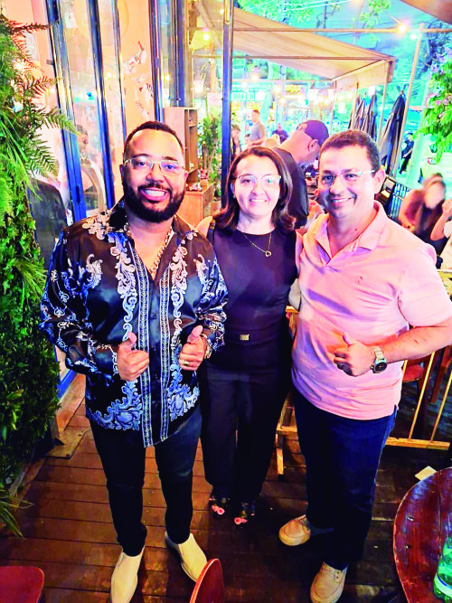 Casal  Zé Wilson Barros e Raqueilane Sampaio, em passeio pela cidade do Rio de Janeiro, teve encontro casual com o cantor Dudu Nobre. - (Arquivo Pessoal)