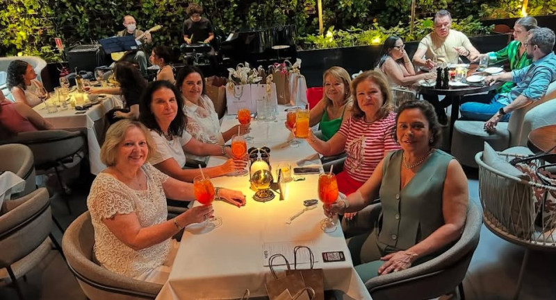 #Encontro - Um click das queridas Ravena Napoleão, Adriana Napoleão, Isalia Castelo Branco, Fátima Facchinetti, Lilia de Almendra Freitas Andrade e Lena Freitas Mendes de Carvalho em tarde de almoço em restaurante badalado. Chics!!! - (Arquivo Pessoal)