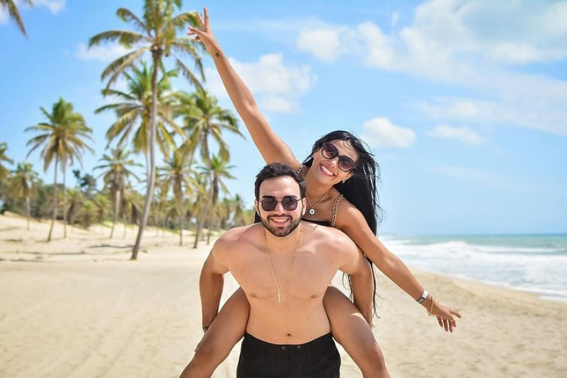 #Praia - Um click da empresária Samara Ana e o médico João Pedro Dias, que curtem final de semana de sol em resort da Praia do Cumbuco. Chics!!! - (Divulgação)