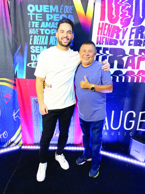 Cantor Henry Freitas, que fez um mega show durante o festejo de União, no dia 28 de agosto. Na FOTO com este jornalista Daniel Cardoso. - (Arquivo Pessoal)