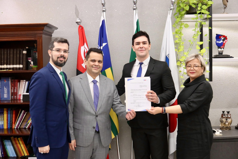 #Posse - O advogado Eliezer Leal tomou posse recentemente como Coordenador de Comunicação da Escola Superior da Advocacia do Piauí. Um click de Eliezer, com o presidente da OAB/PI, Raimundo Júnior, da presidente da ESA, Rossana Castro e do seu irmão, o advogado Odonias Leal Filho. Chics!!! - (Arquivo Pessoal)