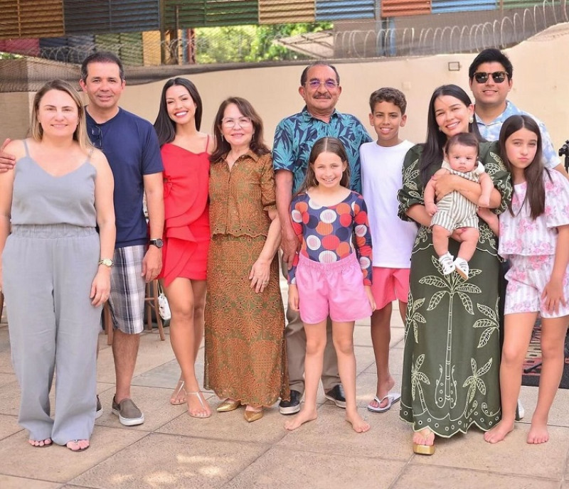 #Family - Parabéns para o empresário Benedito Cirilo (6/10)!!! A comemoração surpresa foi organizada pela esposa Valdenê Albino na residência da família. Chics!!! - (Arquivo Pessoal)