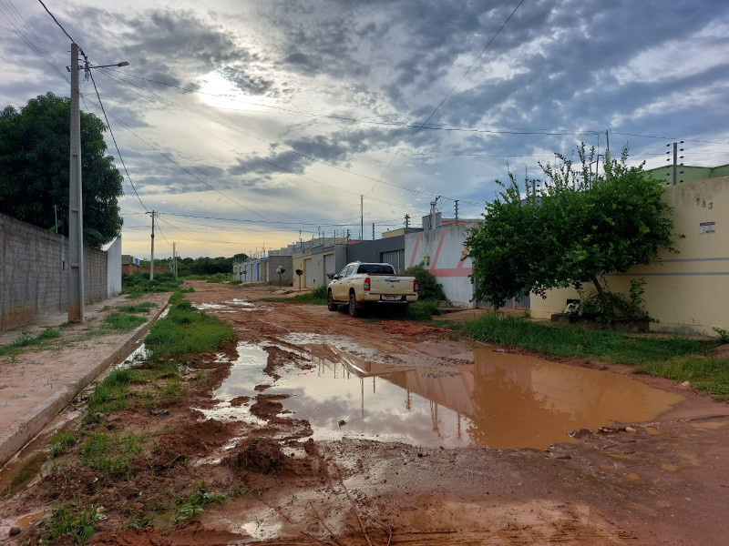 Moradores do bairro Joia, em Timon, convivem há quatro anos com buracos e lama