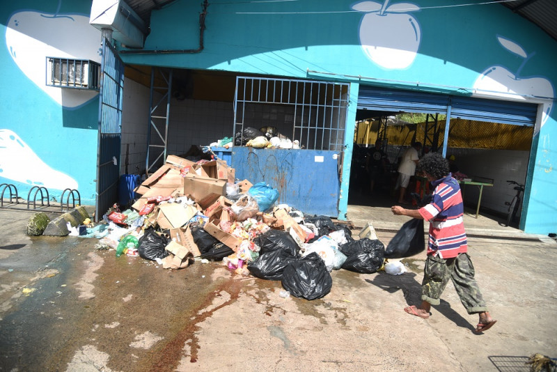 Lixo acumulado nas vias de Teresina - (Assis Fernandes/ O DIA)