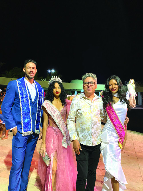 Colunista Social Nilo Araújo (ao centro)  prestigiou o Concurso Miss Piauí Gay Regional 2024 em União, no sábado que passou na companhia do Victor Araújo (Mister Miguel Alves), Victória Nascimento (Miss Teen Miguel Alves) e Jardi Mascarenha (Miss Miguel Alves)que fizeram uma bela apresentação no evento. - (Daniel Cardoso)