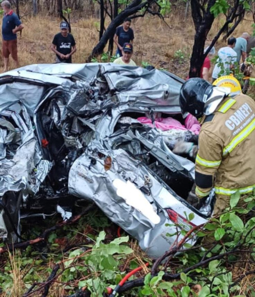 Colisão frontal na BR-222 mata mulher e criança e deixa quatro feridos em Brasileira