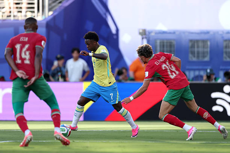 Seleção sofre no primeiro tempo, mas Vini Jr deixa tudo igual e time melhora após mudanças no segundo tempo - (FIFA)