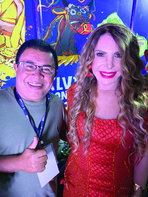 Este jornalista Daniel Cardoso e a Cantora Elba Ramalho, que sacudiu o público na noite domingo o 46º Encontro Nacional de Folguedos na Arena Teresina Shopping. - (Arquivo Pessoal)