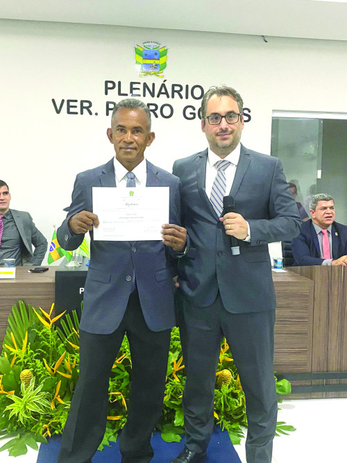 Empresário Zezinho da Serraria exibindo  diploma de verador, ao lado do juíz eleitoral de União, Dr. José Eduardo Couto. - (Divulgação)