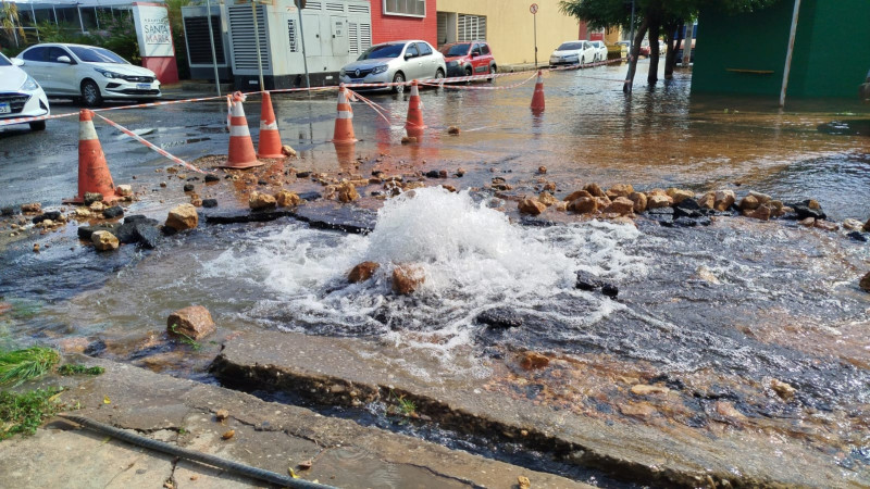 Vazamento em adutora alaga ruas e deixa região do Centro de Teresina sem água - (Chico Filho/O Dia)