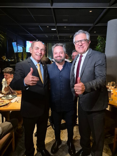 #Amigos - Um click do senador piauiense Marcelo Castro e o secretário de Governo, Marcelo Nolleto, com o ministro das Relações Institucionais, Alexandre Padilha, em jantar de Confraternização dos prefeitos e prefeitas eleitas em Brasília. Chics!!! - (Arquivo Pessoal)