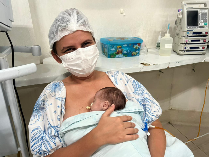 Viviane Rodrigues e a bebê Ana Lívia - (Divulgação/Sesapi)