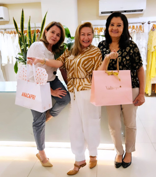  #Migas - Parabéns para a querida @bbnoronha!!! Um click das queridas Bárbara Noronha, @mariapastoradebrito - by @alphamodasteresina, e @lourdesbatistam em tarde animada com entrega de presentes para a aniversariante Pastora. Chics!! - (Arquivo Pessoal)