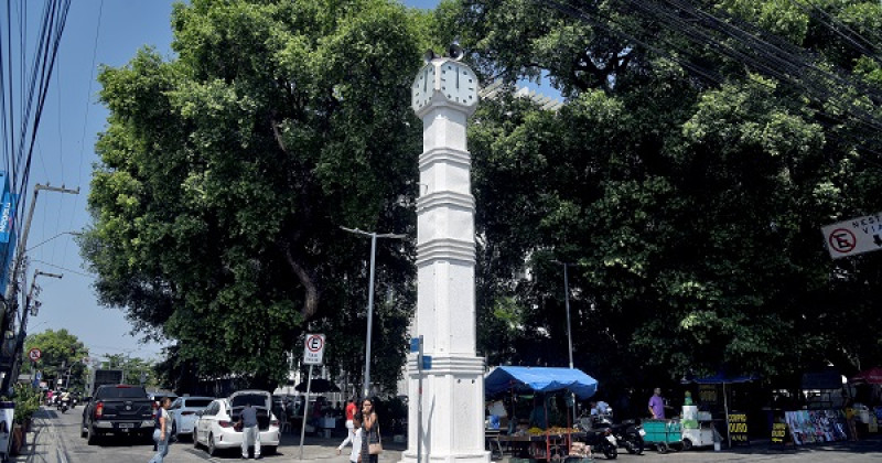 Após 14 anos, relógio da Praça Rio Branco passa por conserto - (Assis Fernandes/ODIA)