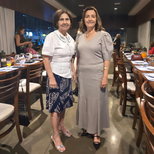 #Clube - Um click das queridas Amelia Tereza Fonseca e Marilia Veras Bona na reunião do Lotus Clube de Teresina realizada em grande estilo em restaurante badalado. Chics!!! - (Luciêne Sampaio)