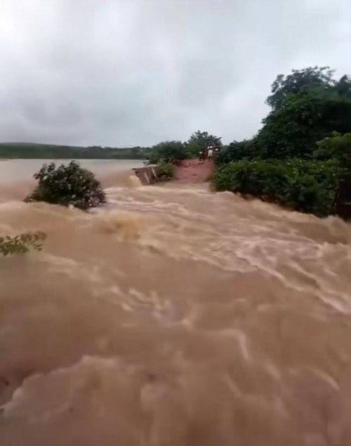 Barragem transborda e famílias ficam desabrigadas em Caridade do Piauí - (Reprodução/Instagram)