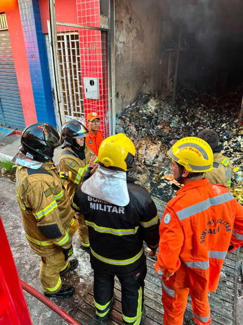 Incêndio causa perda total de depósito e danifica apartamentos em Piracuruca