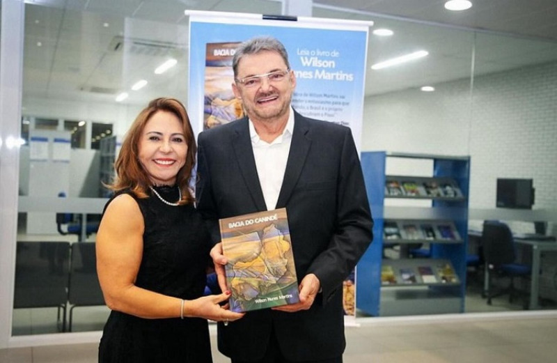 O médico e ex-governador Wilson Martins lançou o livro "Bacia do Canindé" fruto de muitos anos de estudo pesquisas e andanças pelo Piauí