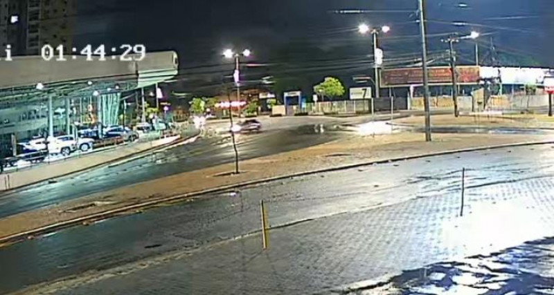 VÍDEO: Motorista perde controle de carro e atinge concessionária Newland em Teresina